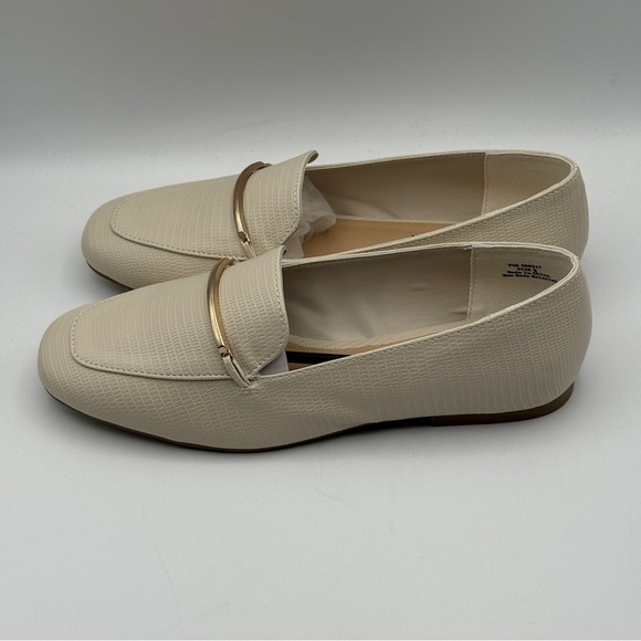 Journee Collection Loafers Women’s 9 Cream Faux Leather Flats Gold Accent New - Picture 3 of 7